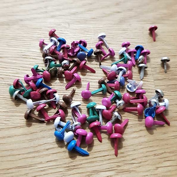 100 Attaches Parisiennes Rondes Assortiment N&deg;04 - 4 mm .