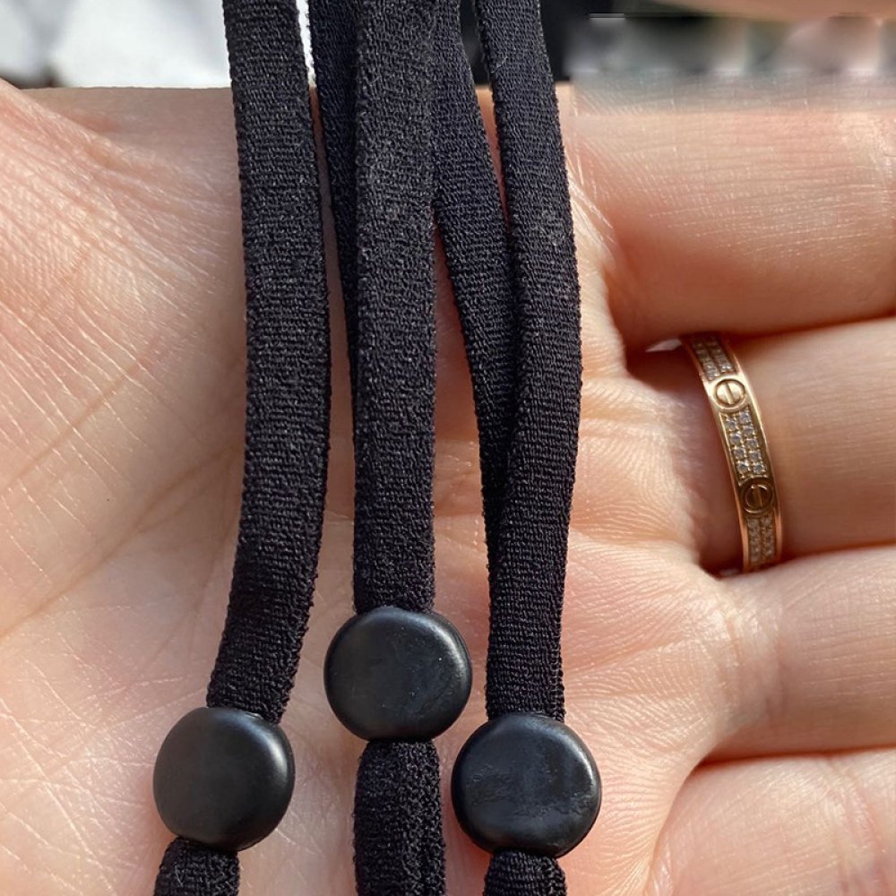 10 svarta elastiska band med justerbar maskinfästningsögla.