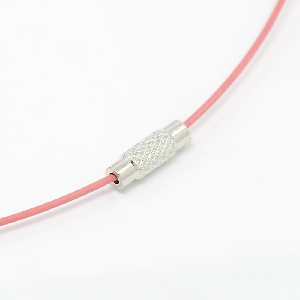 1 halsband styv rosa kabeltråd med skruvlås N°01