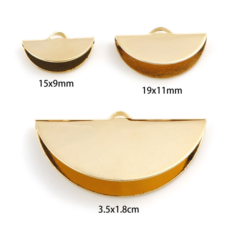 1 guldpläterad halvmåne med en infattning 35 x 18 mm