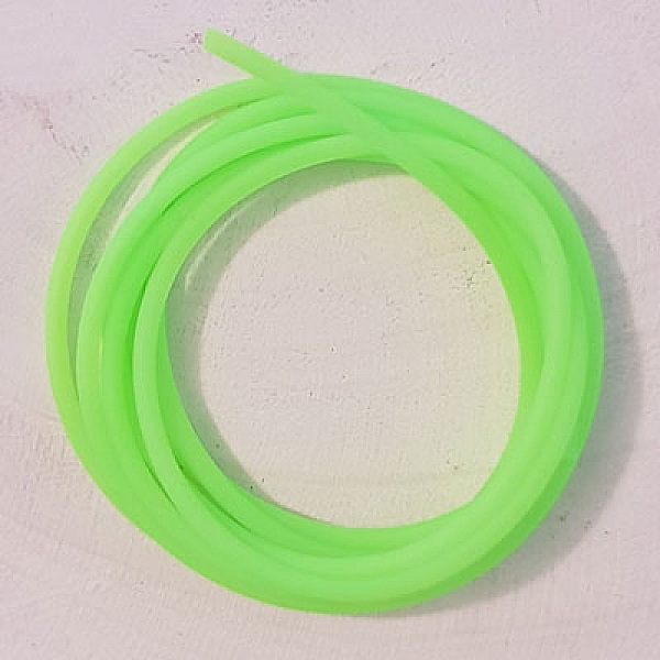 1 meter av 2 mm ih&aring;ligt pvc-sn&ouml;re i fluorescerande gr&ouml;nt.