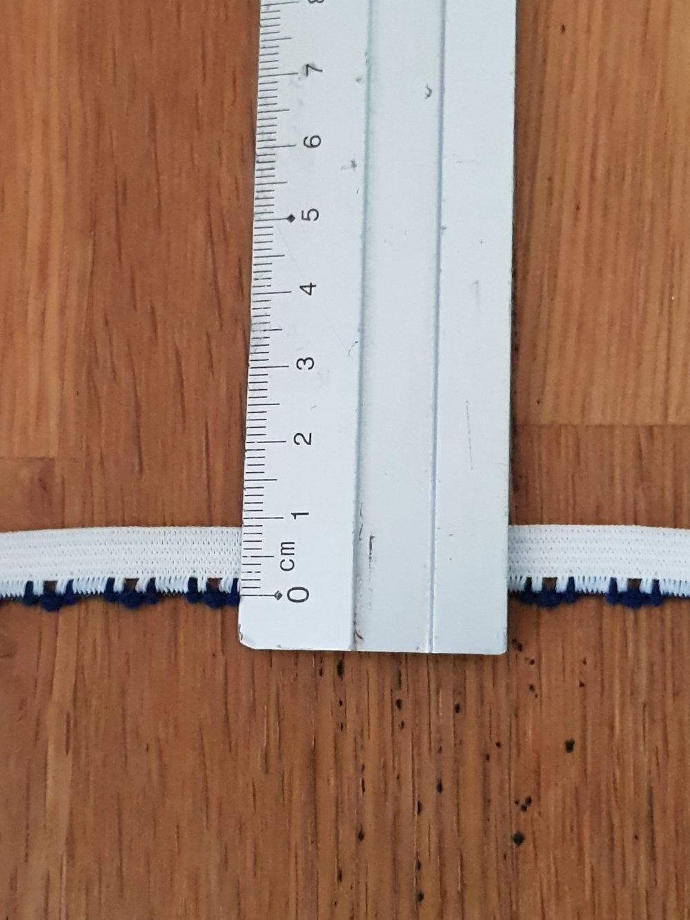 Metervis Fancy vit elastisk elastik 9 mm.