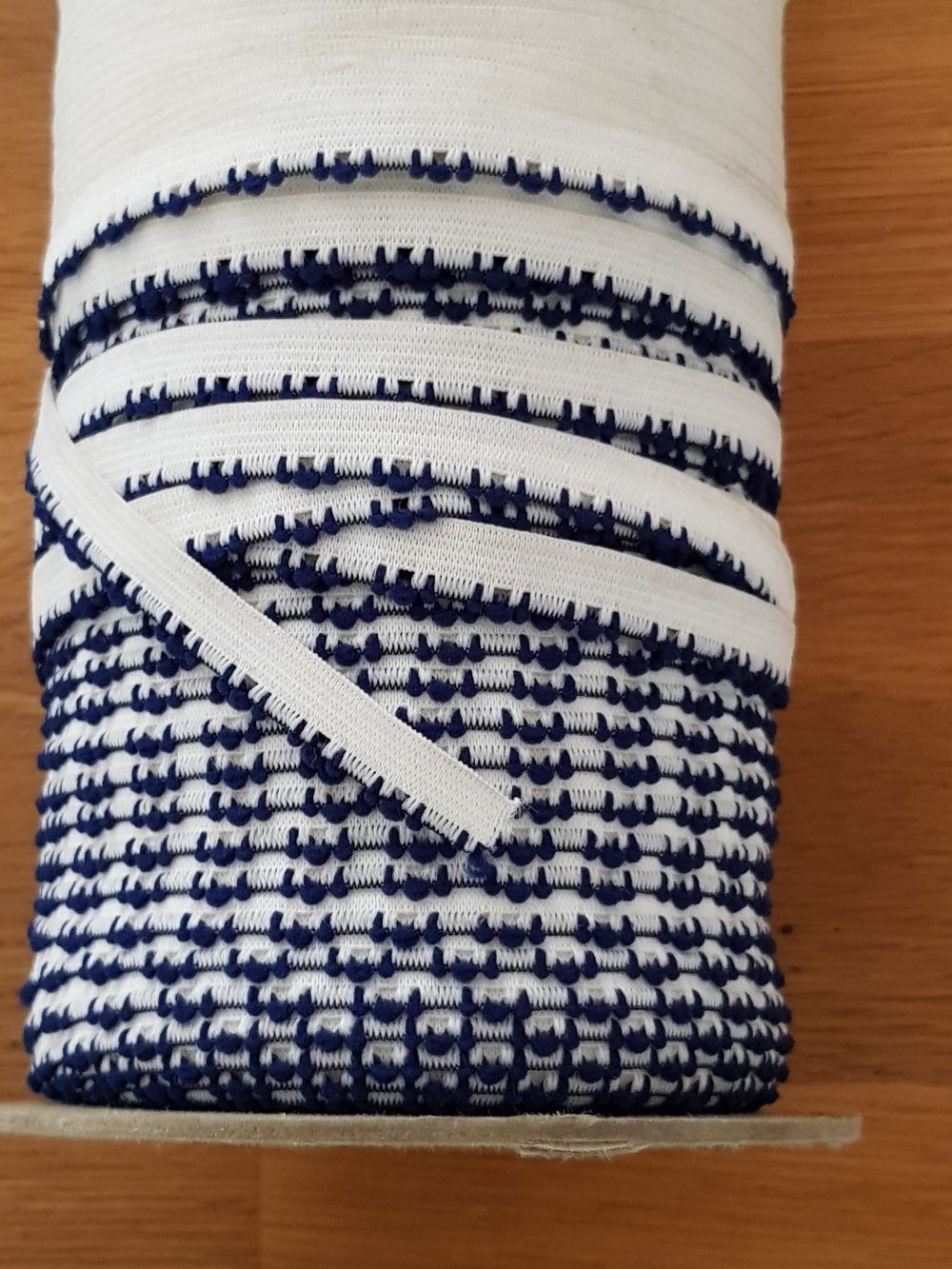 Metervis Fancy vit elastisk elastik 9 mm.