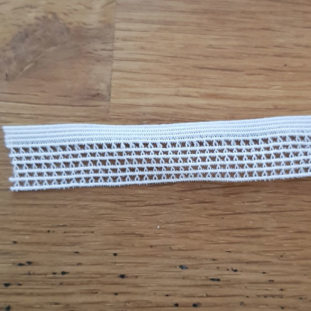 Metervis Fancy vit elastisk elastisk 15 mm.