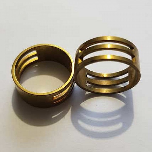 Bague outil dorée pour ouvrir facilement les anneaux.