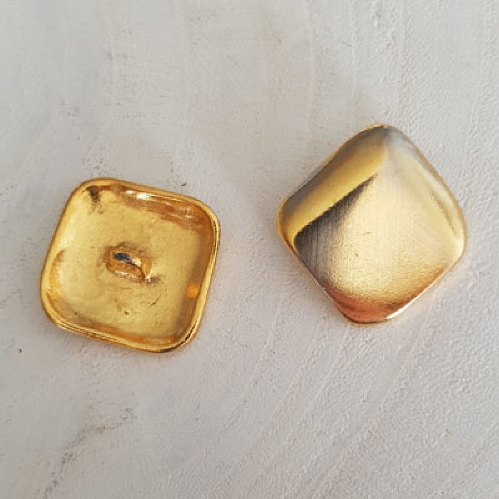 22 mm fyrkantig guldknapp N°08