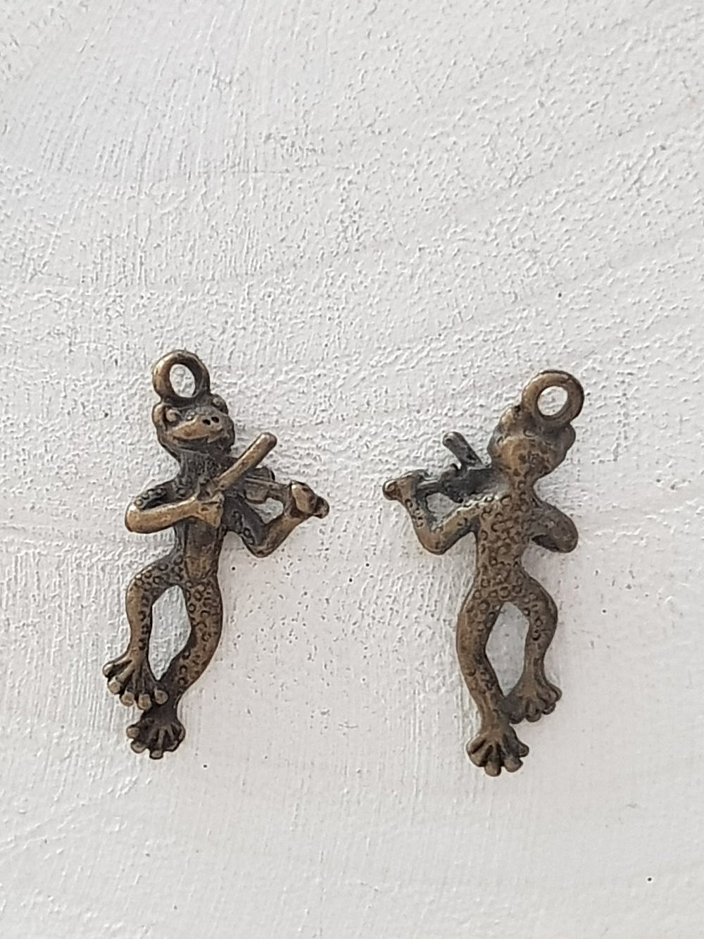 Groda charm N&deg;06