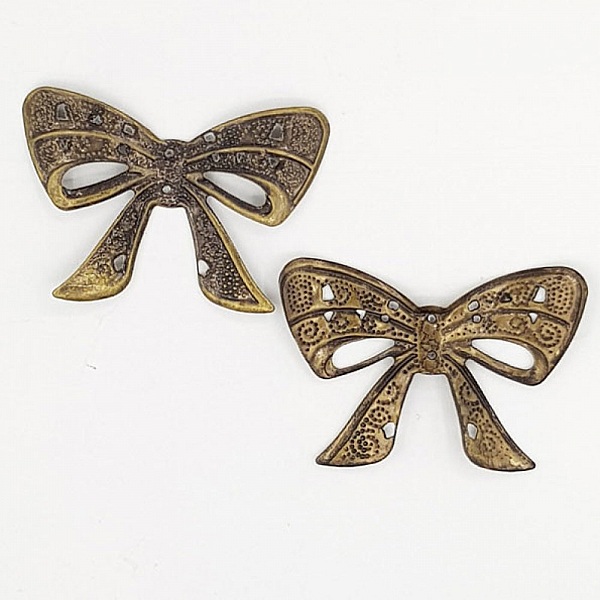 Knot charm N&deg;06 h&auml;ngande, filigran knutf&ouml;rbindelse i fin bronsmetall 39 x 26 mm