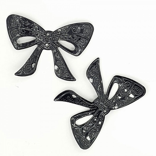 Knot charm N&deg;06 h&auml;ngande, filigran knutf&ouml;rbindelse i fin svart metall 39 x 26 mm