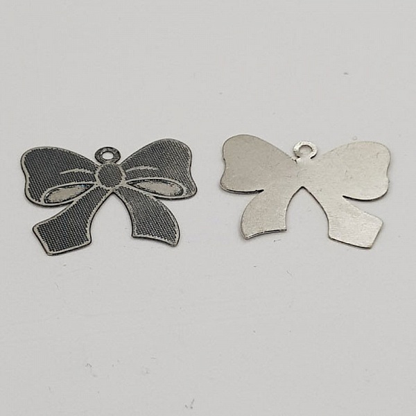 Silver bow tie charm No. 17 Charm bow tie band i fin metall
