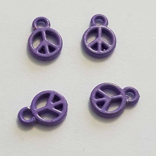 Quatre breloques Peace and Love mauves pour bijoux.