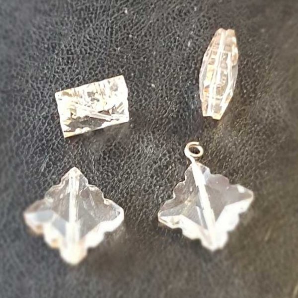 Kvadratiskt facetterat glas h&auml;ngande charm N&deg;01-01