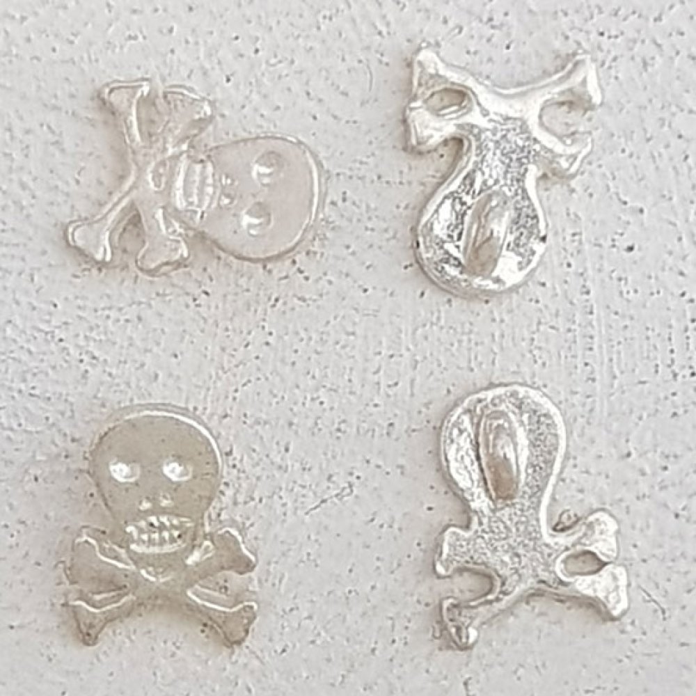 Skull och korsben charm N°22