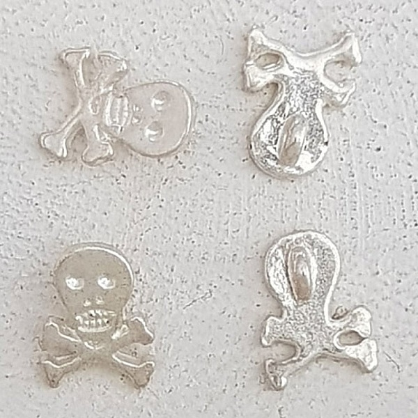 Skull och korsben charm N&deg;22