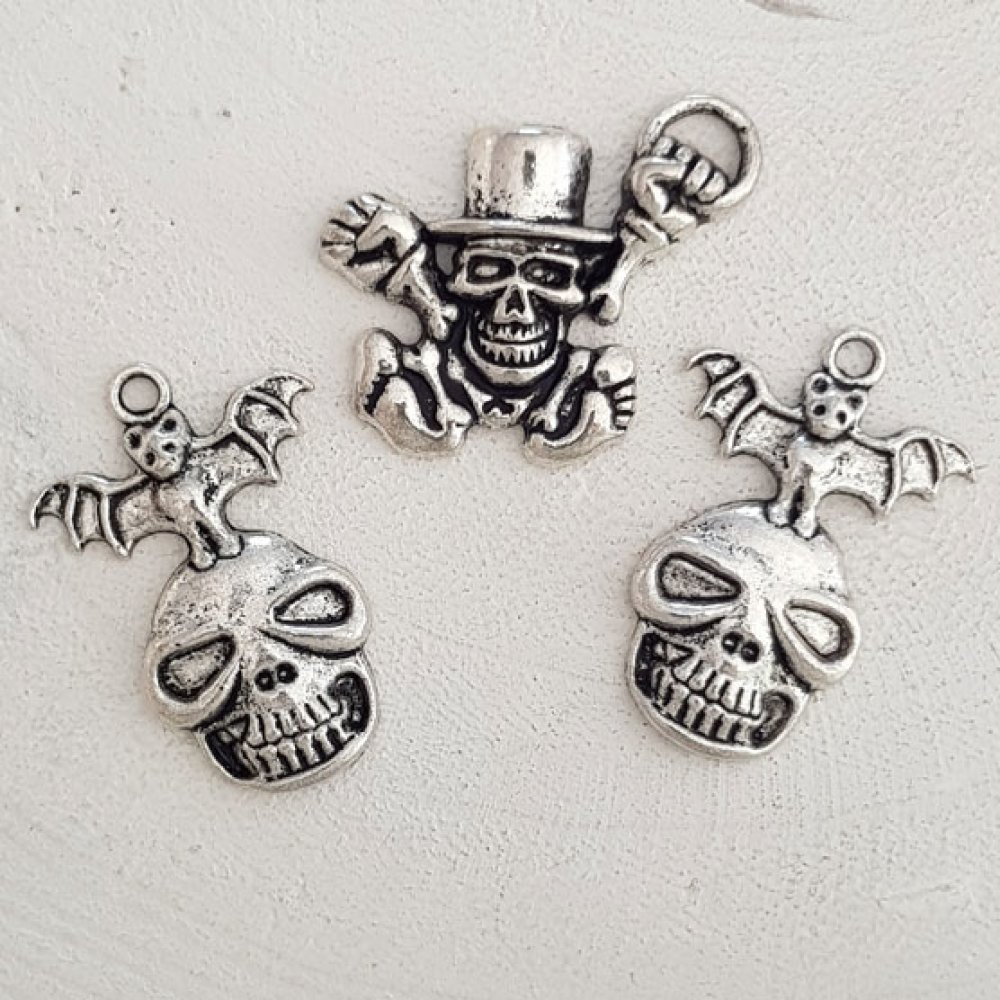 Skull and crossbones charm N°23 Set med 3 stycken