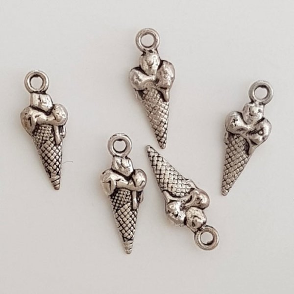 Silverpl&auml;terad k&ouml;ksspegel charm.