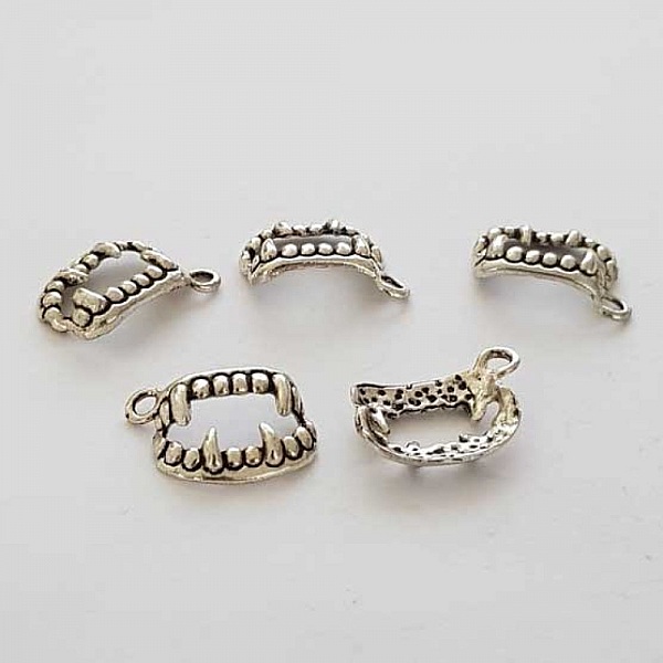 Breloque m&acirc;choire dent croc N&deg;01 Argent