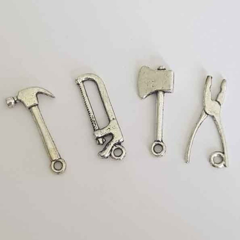 Verktygsberlocker i silverpläterad metall, set med 4 stycken.