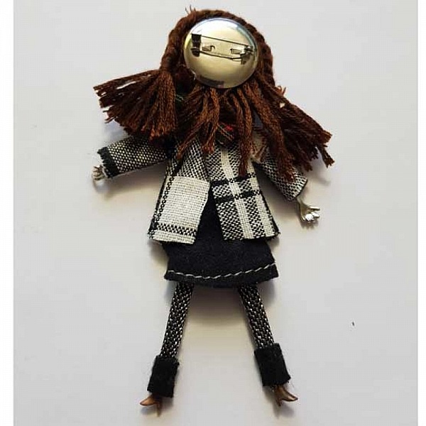 Broche avec poup&eacute;e en tissu noir et blanc