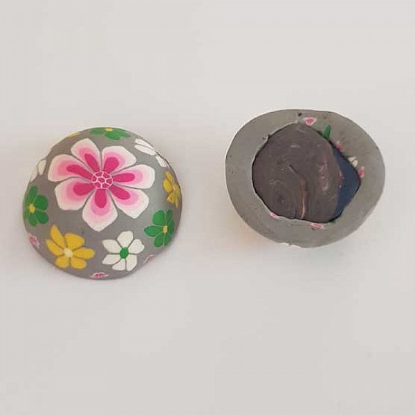 Cabochon p&acirc;te polym&egrave;re 20 mm Fleur Gris N&deg;07