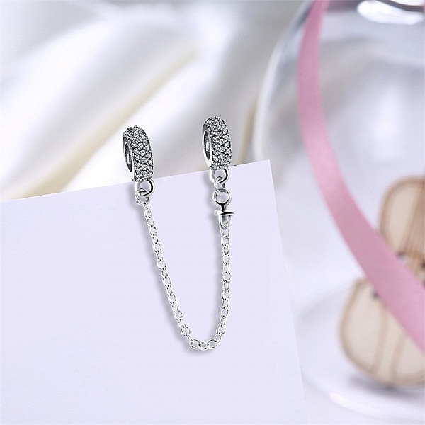 Chaîne de confort en argent 925 avec oxydes de zirconium.