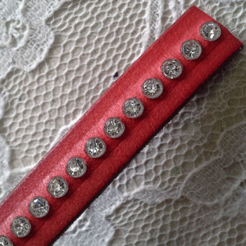 Läder B-Röd 10 mm Swarovski Strass per 20 cm