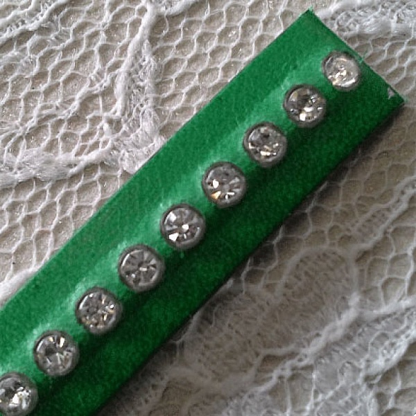 L&auml;der B-gr&ouml;n 10 mm Swarovski Strass per 20 cm