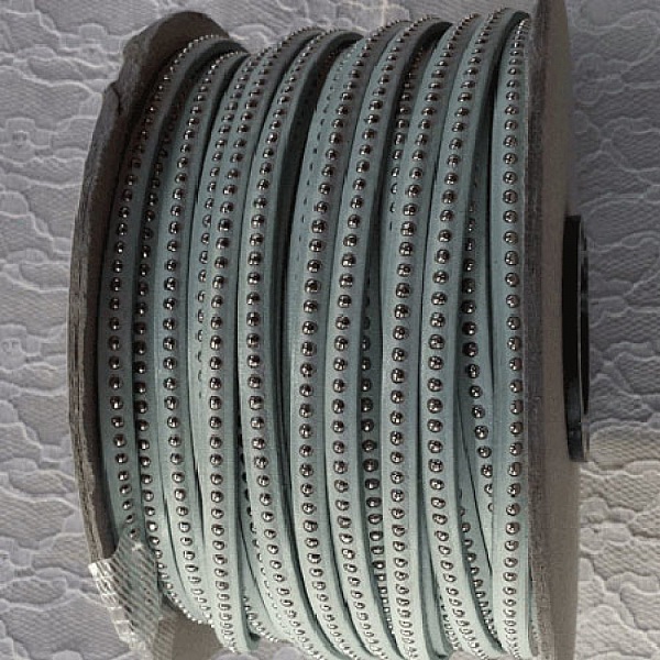 Pastellbl&aring; l&auml;derkula 06 mm med nickelfri kedja per 20 cm