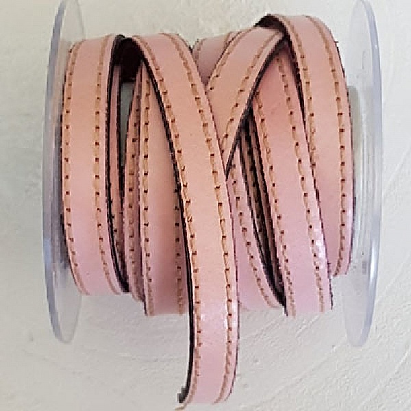 Platt kalvl&auml;der 10 mm x 20 cm Sydd med 2 tr&aring;dar.