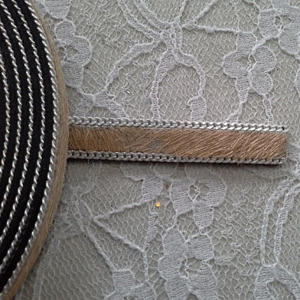 Platt kalvl&auml;der Beige 10 mm med 20 cm skinn och kedja