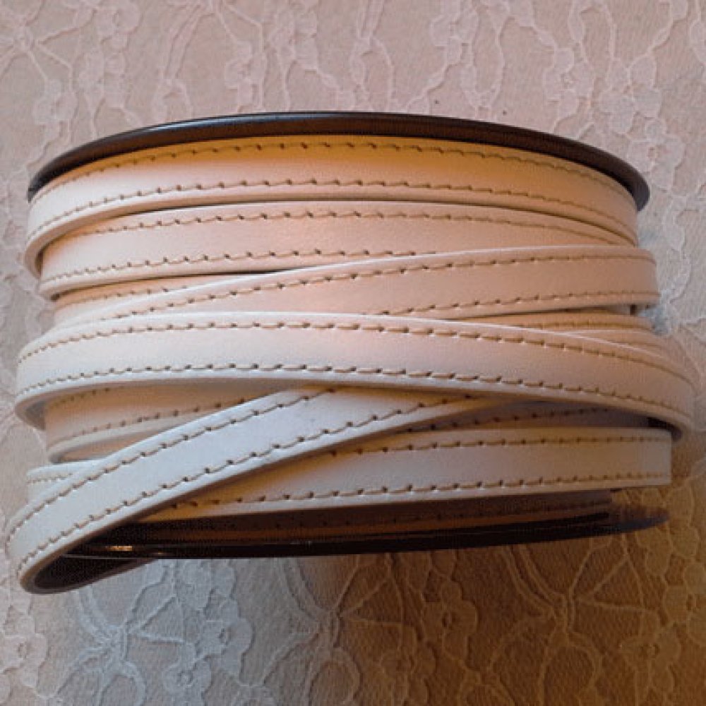Platt vitt kalvläder 10 mm x 20 cm Sydd med 2 trådar vit