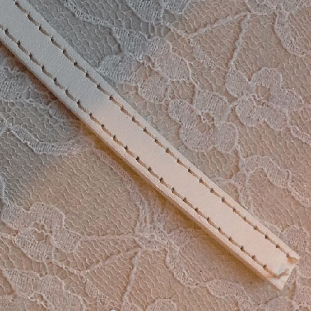 Platt vitt kalvläder 10 mm x 20 cm Sydd med 2 trådar vit