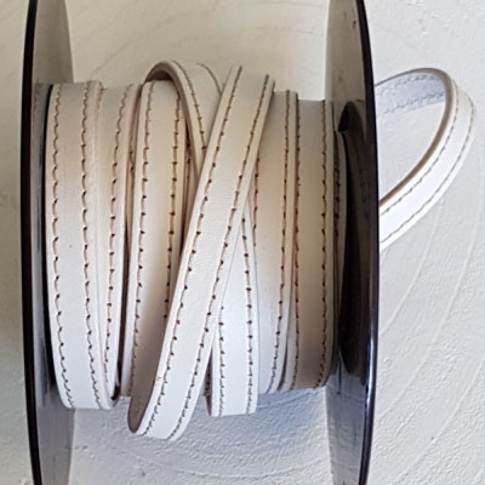 Vitt kalvplatt läder 10 mm x 20 cm Beige 2 trådar sydda