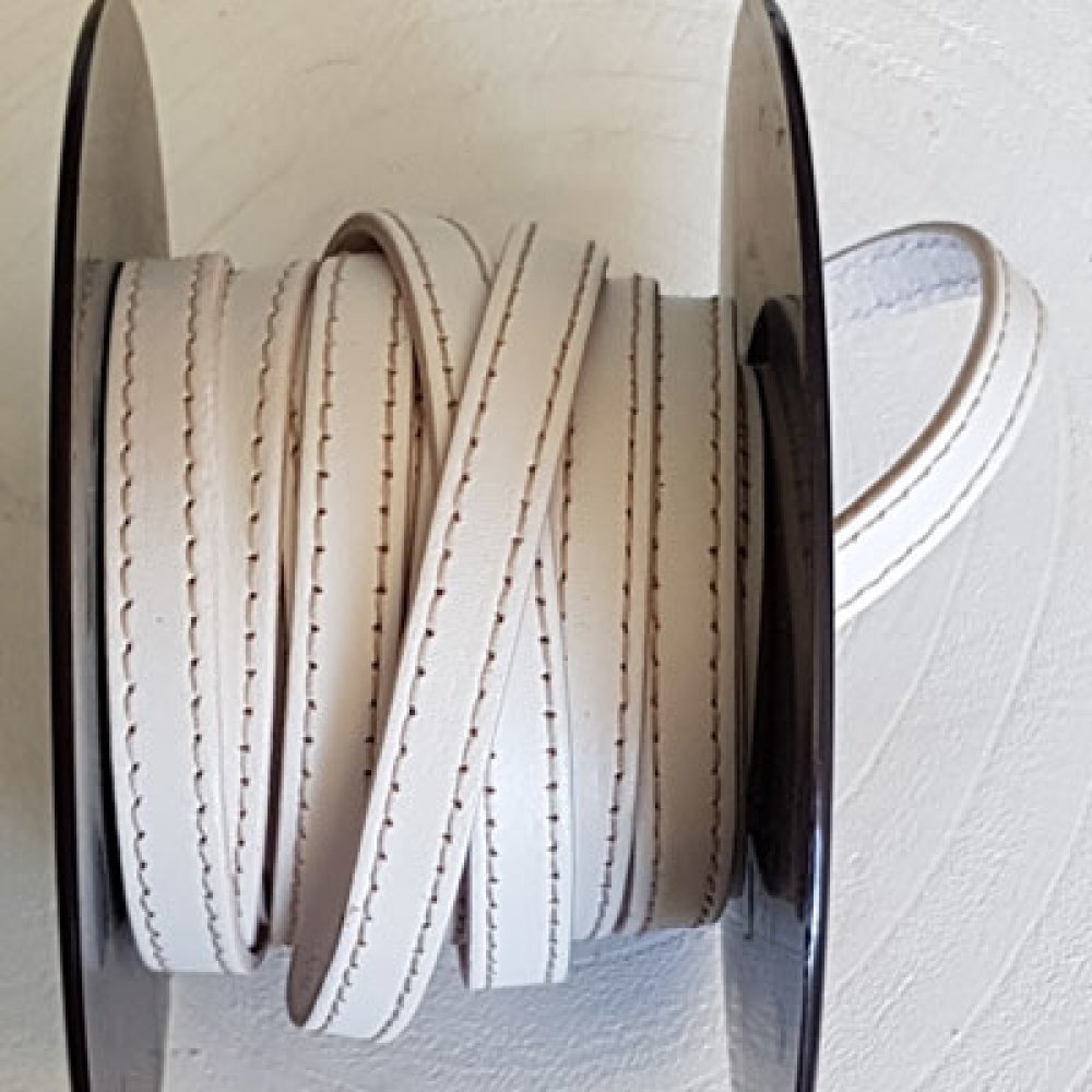Vitt kalvplatt läder 10 mm x 20 cm Beige 2 trådar sydda