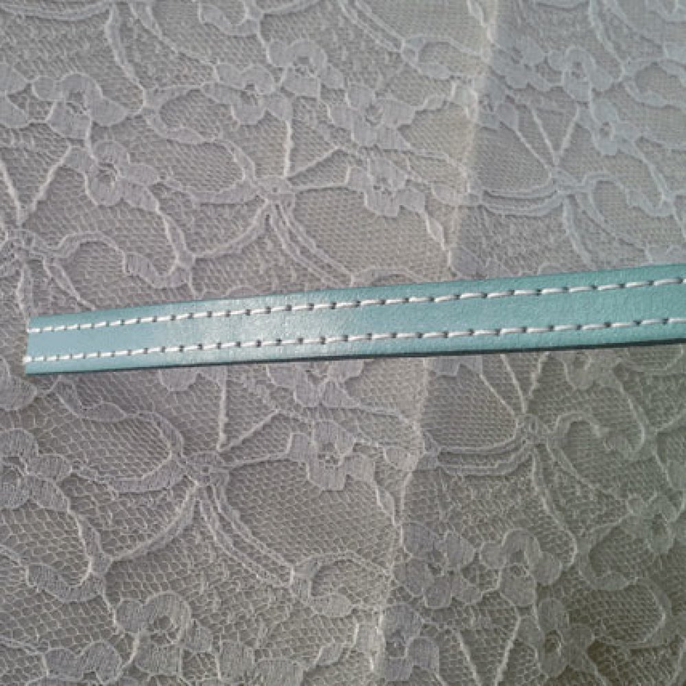 Platt kalvläder 10 mm x 20 cm Sydd med 2 trådar vit
