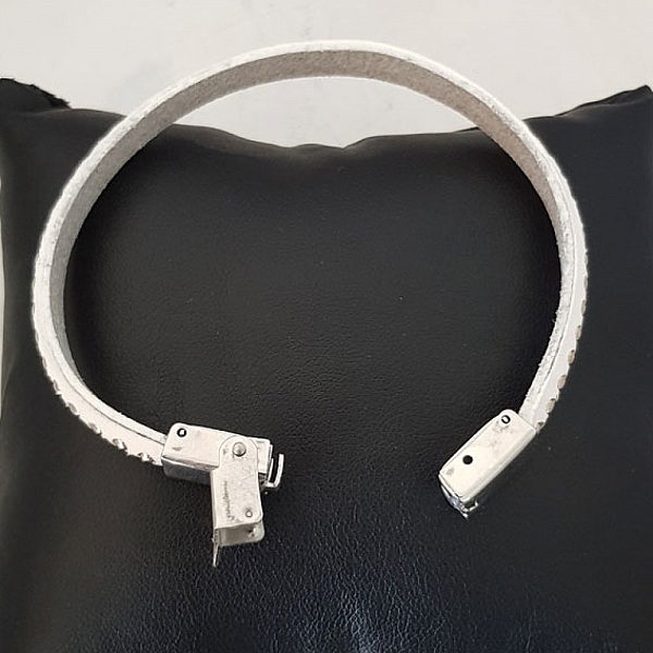 Platt kalvl&auml;der 10 mm x 20 cm Sydd med 2 tr&aring;dar vit