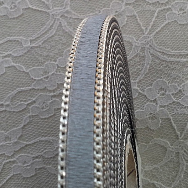 Platt gr&aring; kalv L&auml;der 10 mm med 20 cm skinn och kedja