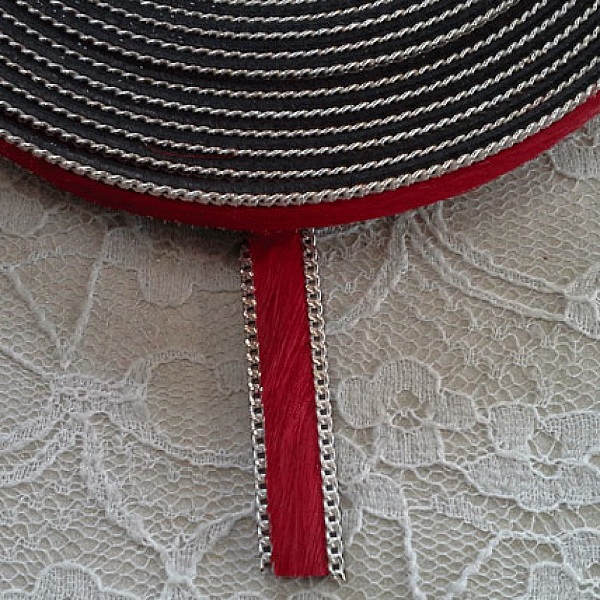 R&ouml;d kalv Platt l&auml;der 10 mm med 20 cm skinn och kedja