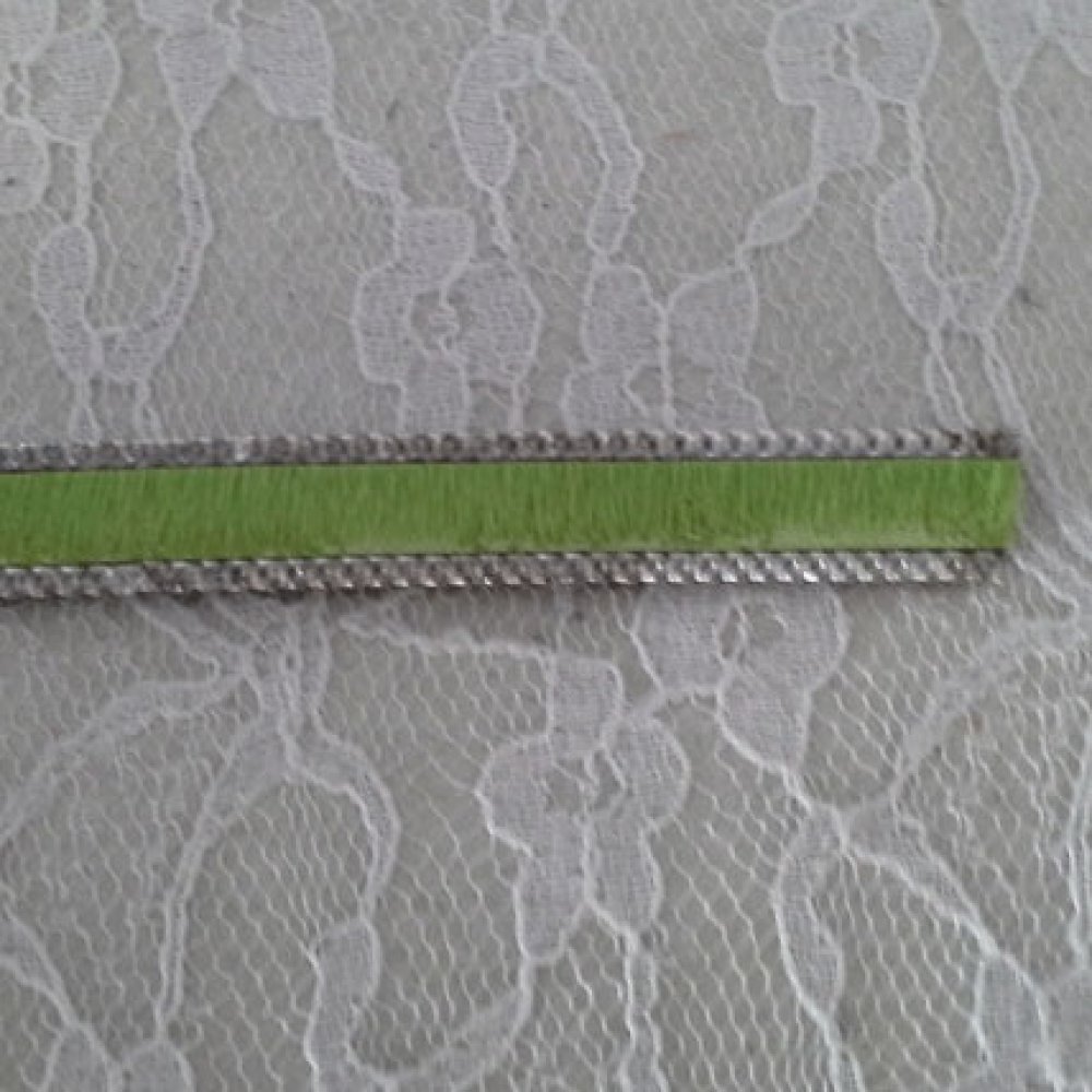 Anis Grön Platt kalv Läder 10 mm med 20 cm hud och kedja