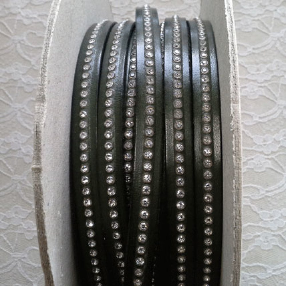 Militärgrönt läder 10 mm Swarovski Strass per 20 cm