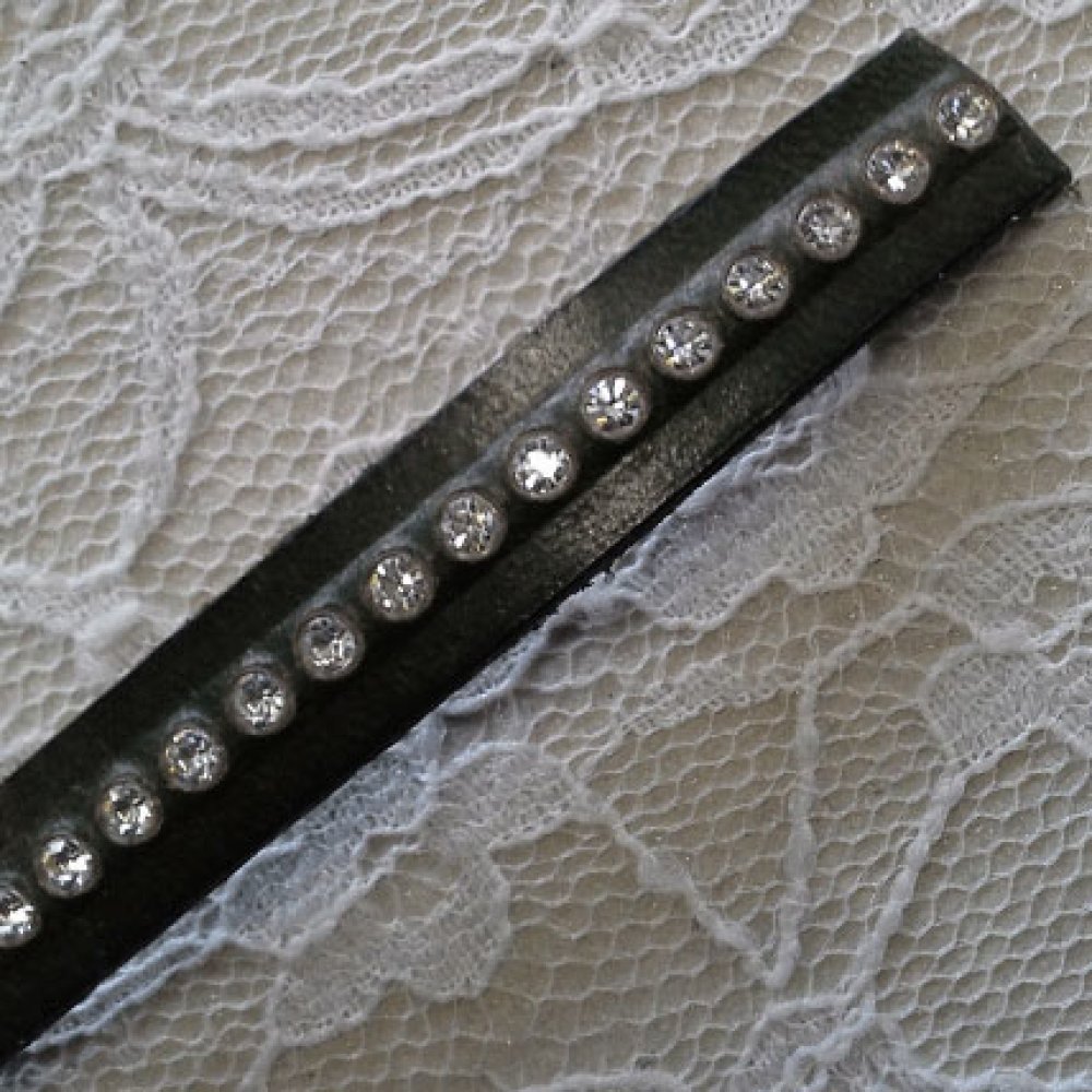 Militärgrönt läder 10 mm Swarovski Strass per 20 cm