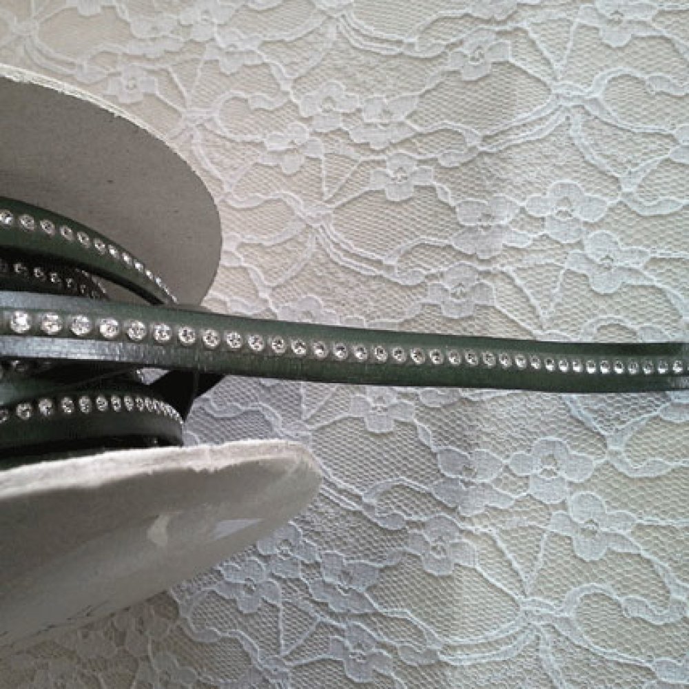 Militärgrönt läder 10 mm Swarovski Strass per 20 cm
