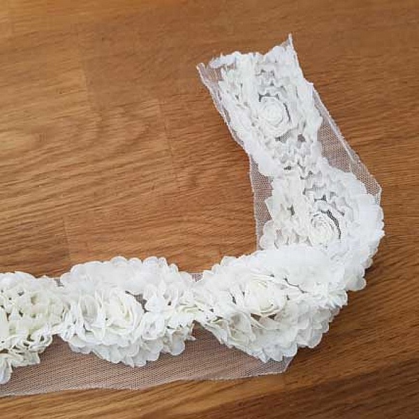 Dentelle Style Tulle Fleur Blanc en relief 80 mm N&deg;01