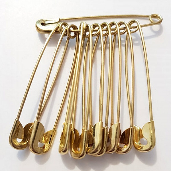 Lot de 10 épingles de sûreté dorées de 55 mm.