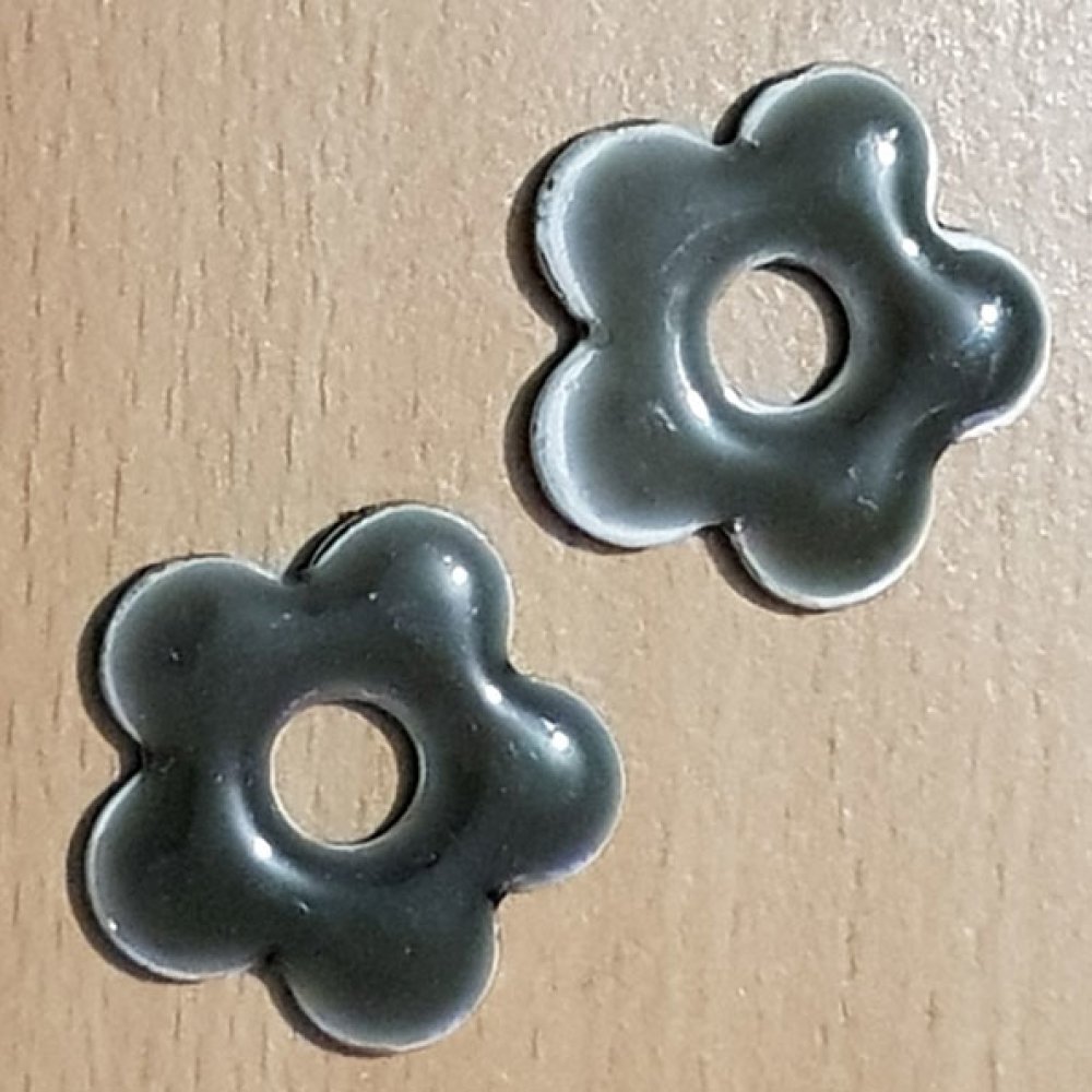 Emaljerad metallblomma 28 mm kaki