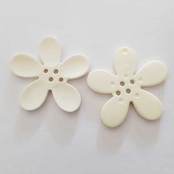 Fleur Orchid&eacute;e r&eacute;sine 4 trous 40 x 3 mm Blanc