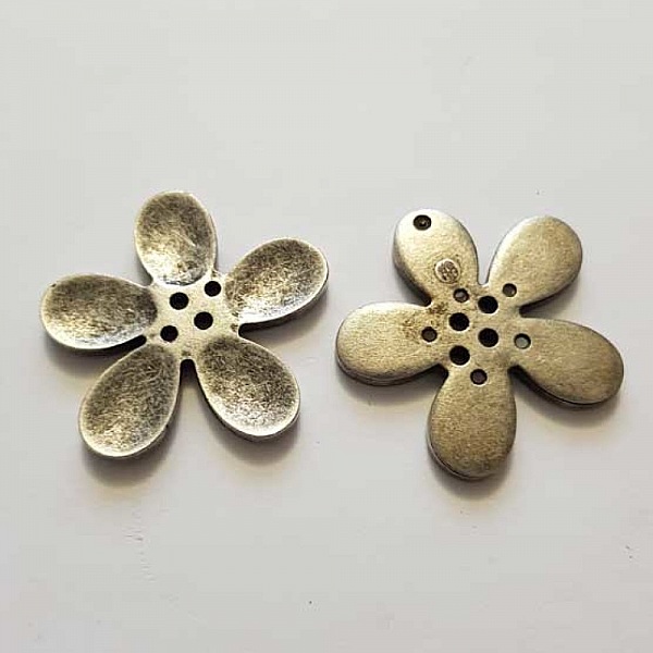 Fleur Orchid&eacute;e r&eacute;sine 4 trous 40 x 3 mm Argent Patin&eacute;