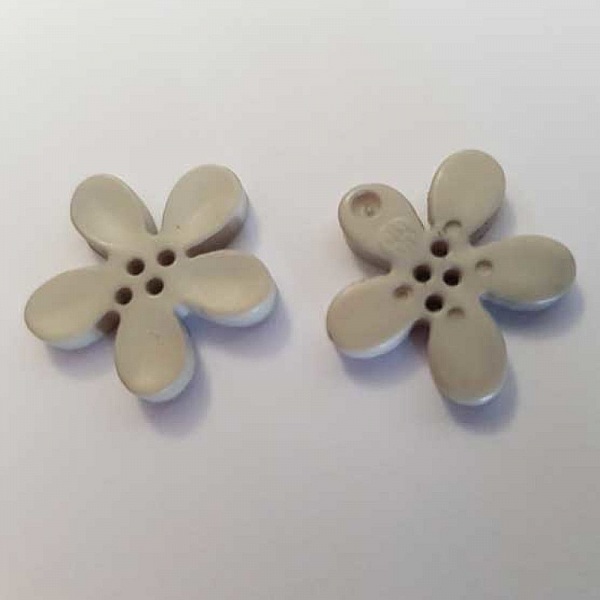 Fleur Orchid&eacute;e r&eacute;sine 4 trous 20 x 3 mm Gris Clair 02