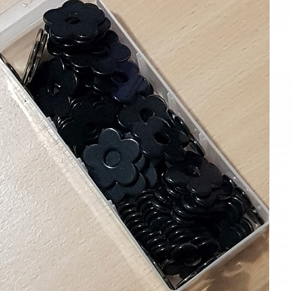 Syntetisk blomma 27 mm svart