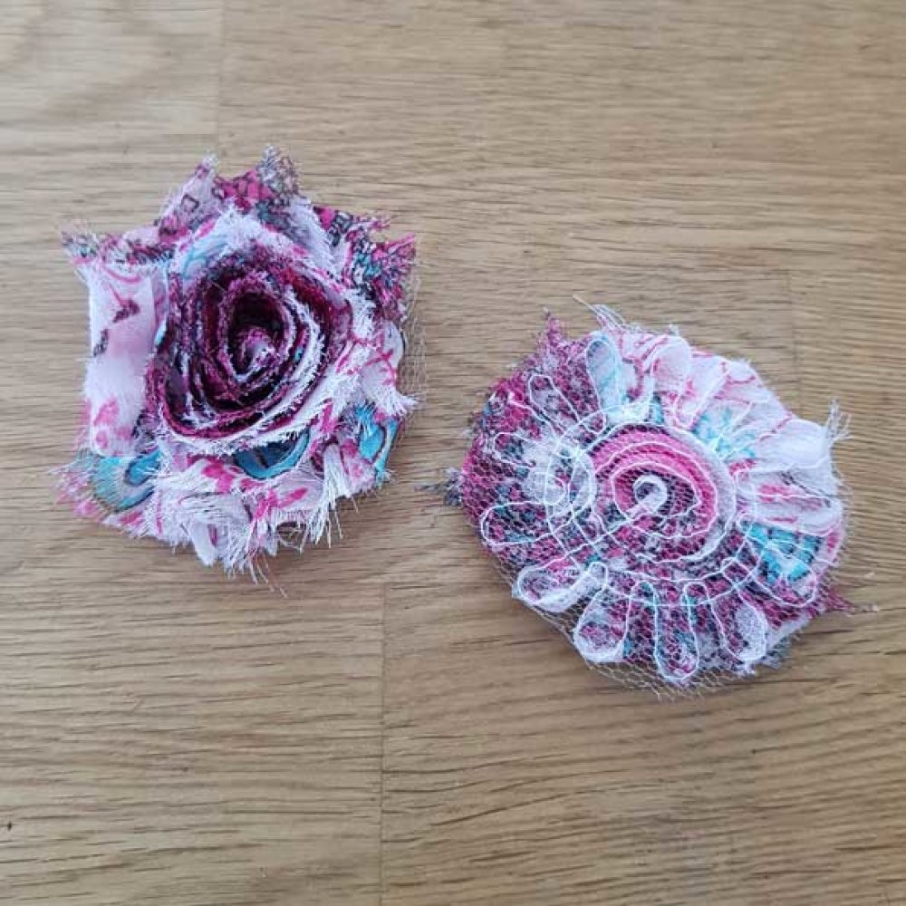 Blomma av fransigt tyg nr 61